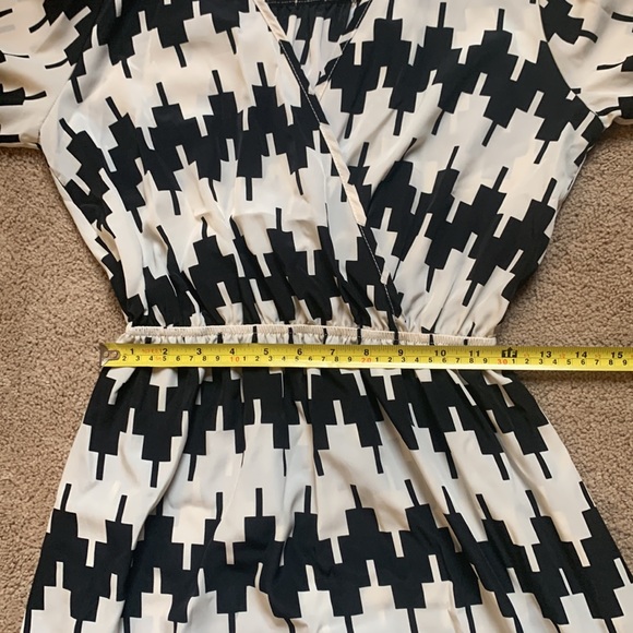 Peaches n’ Cream silk like houndstooth dress. Size Small - Picture 2 of 3